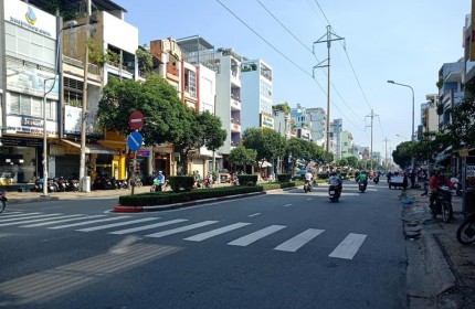 Cực đẹp, cần bán gấp đất Lạc Long Quân, Tây Hồ, Dt140m2, Mt6m, giá 15tỷ, lô góc.