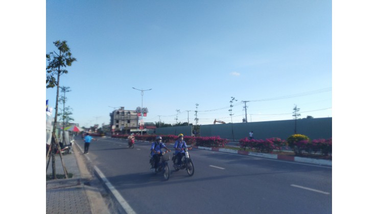 bán nhà mặt tiền đường lớn 30m, canh UBND thị trấn Hậu Nghĩa