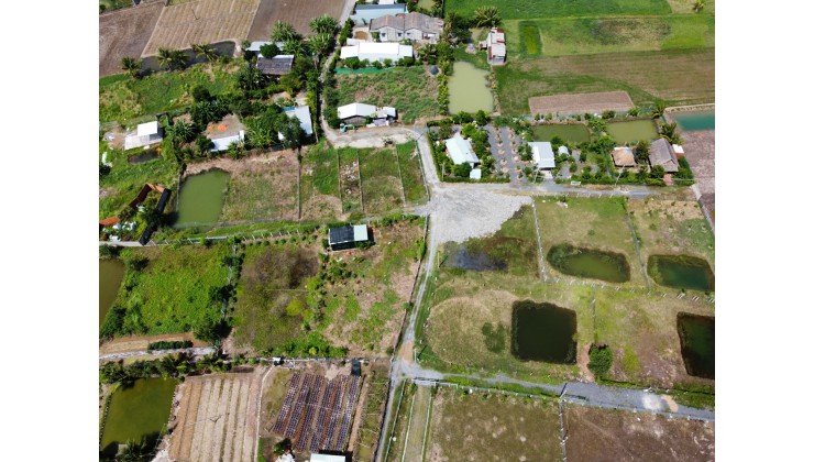 Bán đất vườn 3 mặt tiền, DT539m2, gần vòng xoay thị trấn Cần Giuộc, giá chỉ 4tr/m2