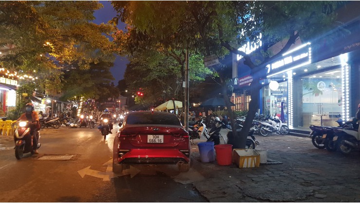 Bán nhà phố Nguyễn Khánh Toàn Cầu Giấy kinh doanh nhà hàng nhỉnh 340 triêu/m2.