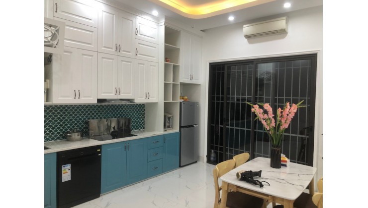 Bán nhà Cầu Giấy, Phố Hồ Tùng Mậu , 90m2, 5T , MT 4.5m, ô tô, Kinh Doanh, 10.5  tỷ