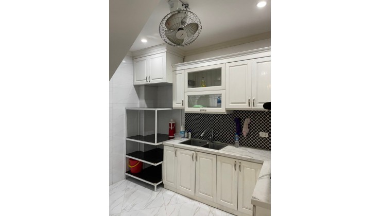 Bán nhà mới xây phố Cát Linh, Đống Đa. DTXD45m2. MT4m. 5.7 tỷ.