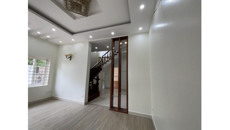 Chính chủ  Bán Gấp Nhà Thái Thịnh 68m2*4 MT 4m nhỉnh 6 tỷ kinh doanh ô tô