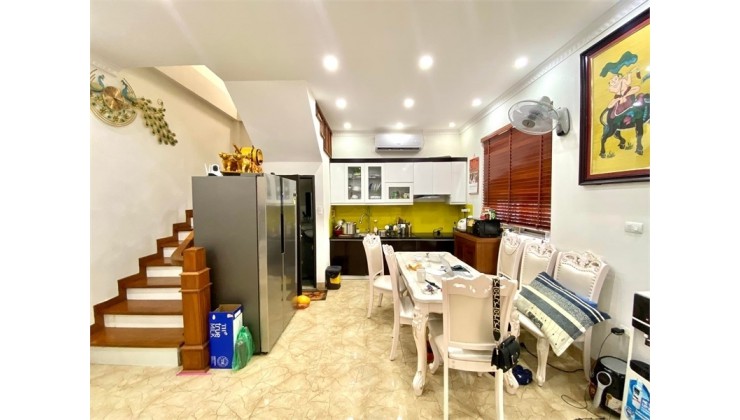 Bán nhà Nguyễn Văn Cừ, Long Biên, Nhà ĐẸP, Ô TÔ, đủ NỘI THẤT, 45m2 x 5 tầng