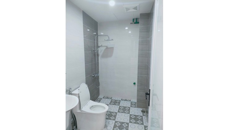 Bán nhà phố Thông Phong (Tôn Đức Thắng). DT 37m2 x 4 tầng x 5.7m mặt tiền x Giá5.8 tỷ. Sổ đỏ vuông vắn, nhà mới mặt tiền rộng, gần Văn Miếu - Quốc Tử