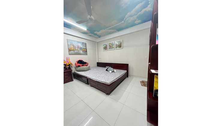Hiếm! 5.2x12m, 4 tầng, đường Lạc Long Quân, Tân Bình Giá chỉ 5 tỷ 8
