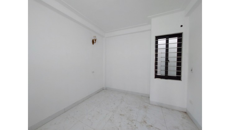 Bán nhà ngay đầu cầu hữu hòa,diện tích 30m2 xây 4 tầng chắc chắn,mới,đẹp
