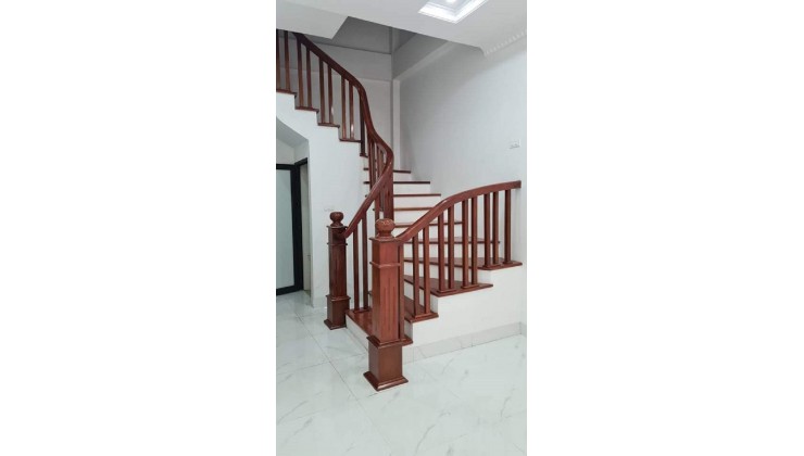 Nhà mới Nguyễn Văn Cừ – Long Biên – diện tích  31m x 5 tầng, chỉ 3.75 tỷ. Ngõ ô tô.