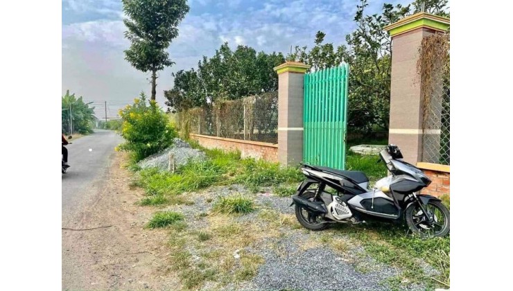 Bố mẹ đi định cư nên bán miếng đất vườn 2000 mét giá bán 450 triệu đã có sổ riêng