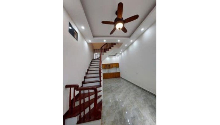 BÁN NHÀ TRƯƠNG CÔNG GIAI, 50M x 3 TẦNG, LÔ GÓC, OTO QUA NHÀ, NỘI THẤT SIN, GIÁ 4 TỶ.