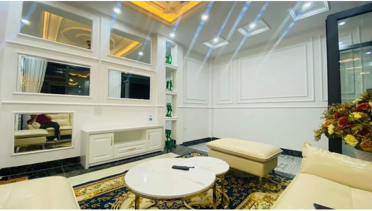 Cung điện thu nhỏ phố Cự Lộc, nội thất VIP, hàng xóm Royal , Lô góc 38m giá 5.8 tỷ