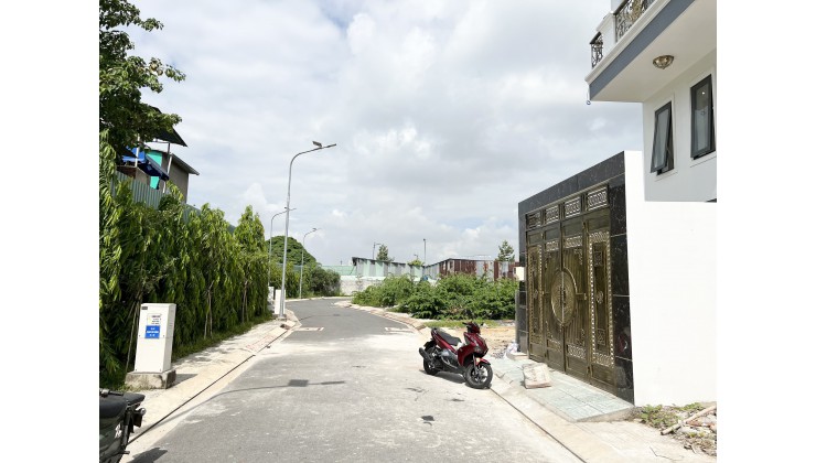 Bán nhà đẹp ngay ngã tư Phạm Văn Đồng. Đường trước nhà 7m xe hơi đậu trong nhà.