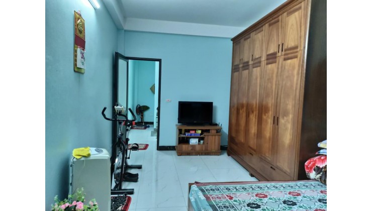 CỰC HIẾM! Nhà đẹp phố Nguyễn Sơn -LB, Dt 30m2