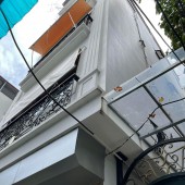 lô góc cầu giấy 5t, 47m, gần oto, cách bãi oto 50m, nội thấy sang trọng, mt rộng, nhỉnh 6Tỷ