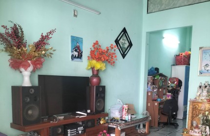 Bán Nhà cách MT Tôn Đản 30m, DT 80m2 - Giá chỉ 2.1 tỷ, Ô tô đỗ gần nhà.
