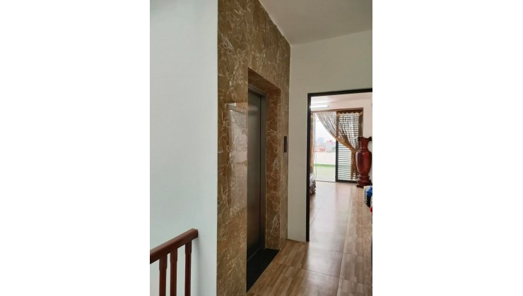 Nhà đẹp đầu Ngô Gia Tự, Việt Hưng: gần 80m2, 5 tầng, MT 4,5m ô tô vào nhà, sát phố, chỉ hơn 5 tỷ