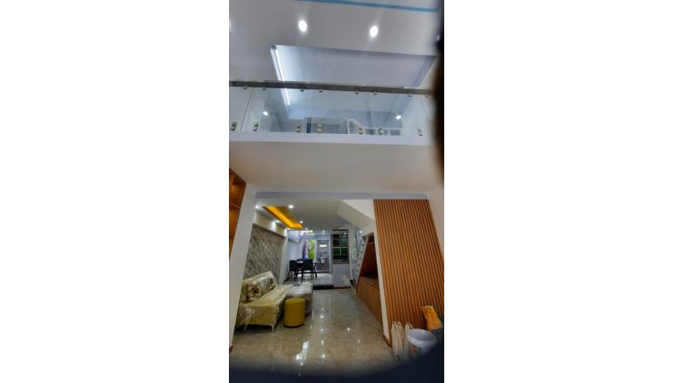 Bán nhà 4.5 x13.5 - SHR  2 xe hơi tránh 1 trệt 1 lửng 2 lầu  4pn ST Hiệp Bình Phước