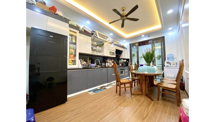 Nhà Phúc Lợi PHÂN LÔ 50m 5 tầng MỚI cứng, 6 PHÒNG NGỦ, giá GIẬT MÌNH