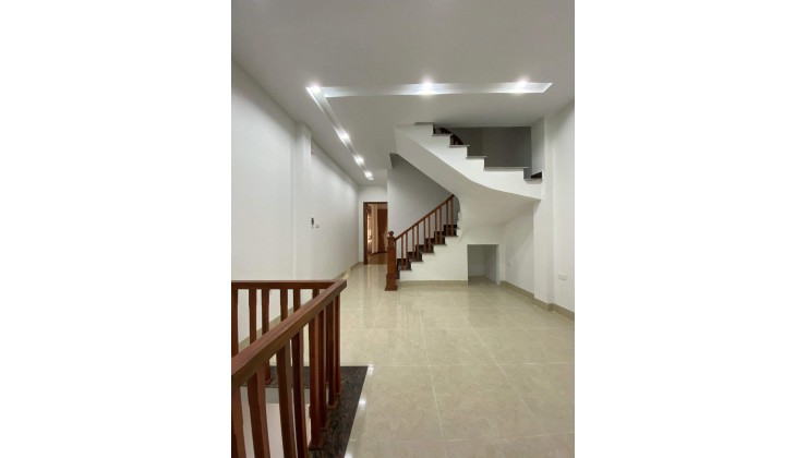 Bán nhà Ngọc Thuỵ 55m2, 4 tầng, mặt tiền 5m, giá 5.35 tỷ, ngay cạnh Khai Sơn Hill, ô tô vào nhà, móng 6 tầng, ở sướng