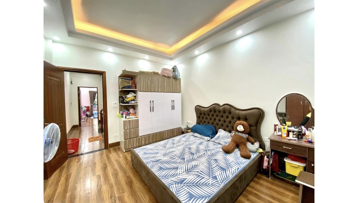 Nhà Phúc Lợi PHÂN LÔ 50m 5 tầng MỚI cứng, 6 PHÒNG NGỦ, giá GIẬT MÌNH