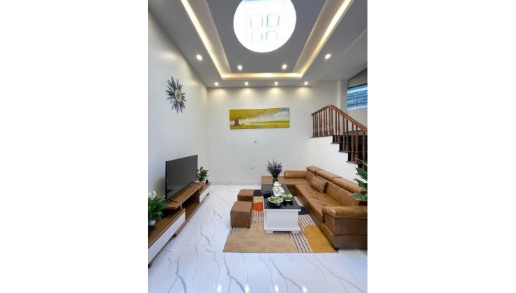 Bán nhà Lạc Long Quân Tây Hồ 40m2 giá nhỉnh 6Tỷ Oto đỗ cửa