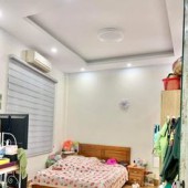 CC Bán nhà HÀO NAM - 3.99 tỷ. Lô góc – 32m – 3 tầng – Ngõ ba gác tránh. Ở rất sướng.