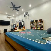 Bán nhà đẹp Ngọc Lâm: 42m2, 4 tầng, căn góc, sát cầu Long Biên, giá Sốc