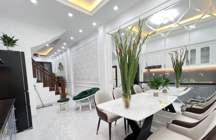 Bán nhà 5 tầng 2 mặt thoáng, 50m2, kinh doanh sầm uất phố Trần Thái Tông, Cầu Giấy