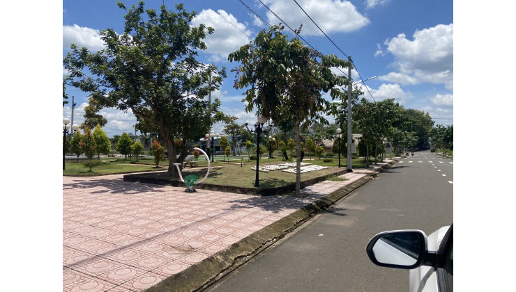 Bán gấp lô đất 2 mặt tiền đường 7m, nằm ngay trung tâm Đồng Phú Bình Phước, giá chỉ 1,1 tỷ/nền