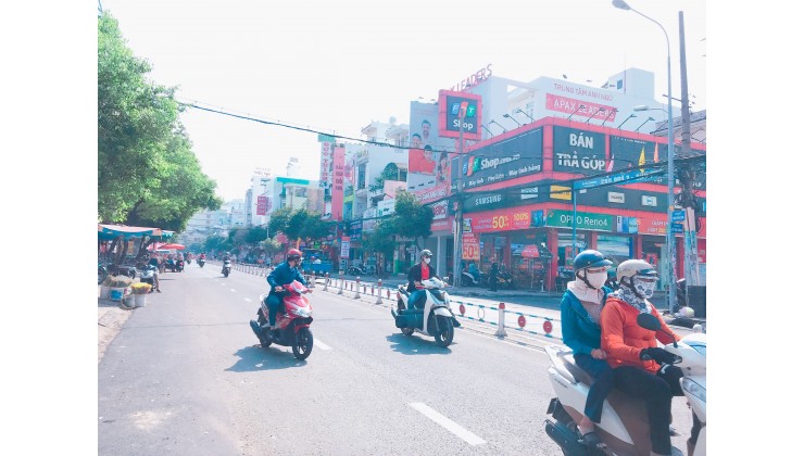 Giá 4 tỷ, mặt tiền ngay đầu cổng chợ Nguyễn Sơn, 4x6.1, 3 tầng.