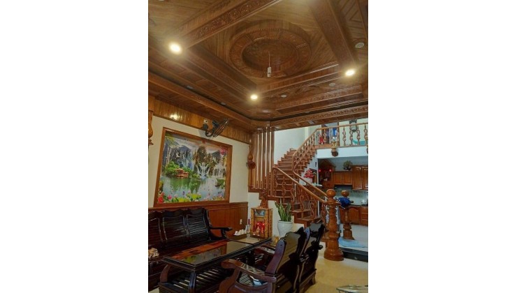 Gấp bán nhà Nguyễn Phẩm, 3 tầng, full gỗ, 90m2, 5x18, giá hơn 6 tỷ.