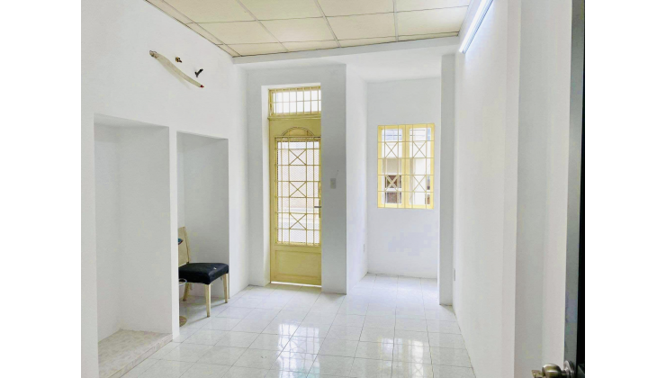 GIÁP Q1 - SÁT Ô TÔ - NHỈNH 4 TỎI - Nhà 4 tầng đúc có 3PN 3WC.