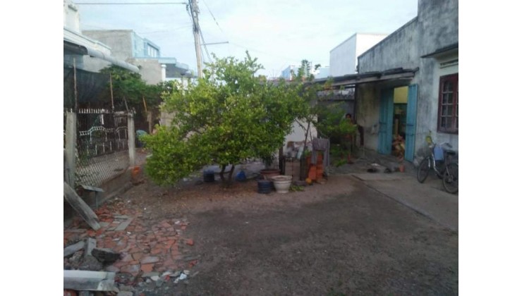 Cần bán đất(tặng kèm nhà) SỔ HỒNG RIÊNG, tại Khu phố 2 đường Trần Quý Cáp, thị trấn Liên Hương, Bình Thuận