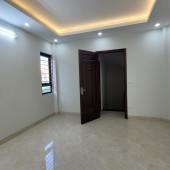 Cực Đẹp! Bán Nhà Ngô Gia Tự, Long Biên 33m2, 4T, giá 2,8 tỷ (Lô góc, 2 thoáng)