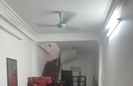 Cho thuê cả nhà 40m2 5 tầng gia đình ở hoặc làm CHDV tại Đội Cấn, Ba Đình, giá chỉ 10tr