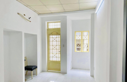 GIÁP Q1 - SÁT Ô TÔ - NHỈNH 4 TỎI - Nhà 4 tầng đúc có 3PN 3WC.