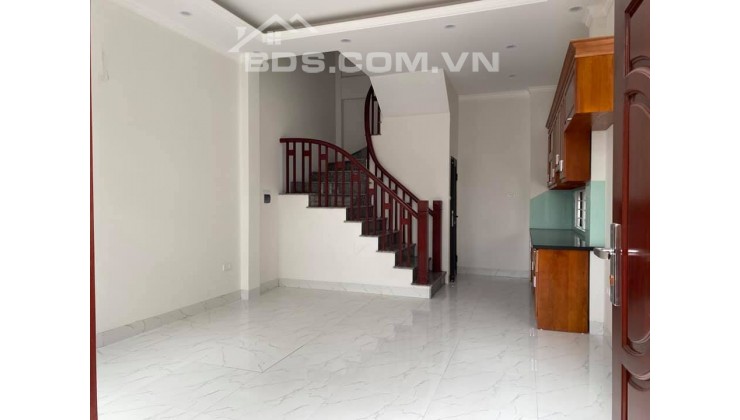 Nhà đẹp , giá rẻ, Phố Ngọc Lâm Long Biên. 4 tầng, 35m2. giá 2.35 tỷ