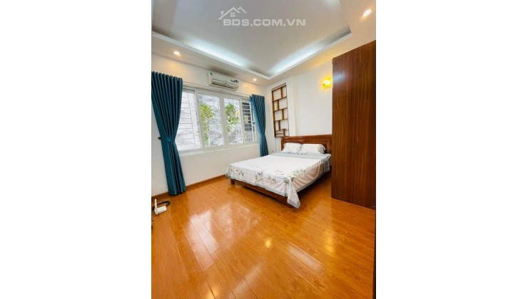 Nhà đẹp , giá rẻ, Phố Ngọc Lâm Long Biên. 4 tầng, 35m2. giá 2.35 tỷ