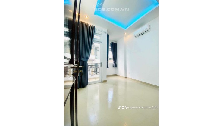 BÁN GẤP NHÀ  QUẬN 10 - NGAY SÂN VẬN ĐỘNG THỐNG NHẤT .
NHÀ ĐẸP 4 TẦNG BTCT - KHÔNG LỘ GIỚI QUY HOẠCH - HOÀN CÔNG ĐỦ