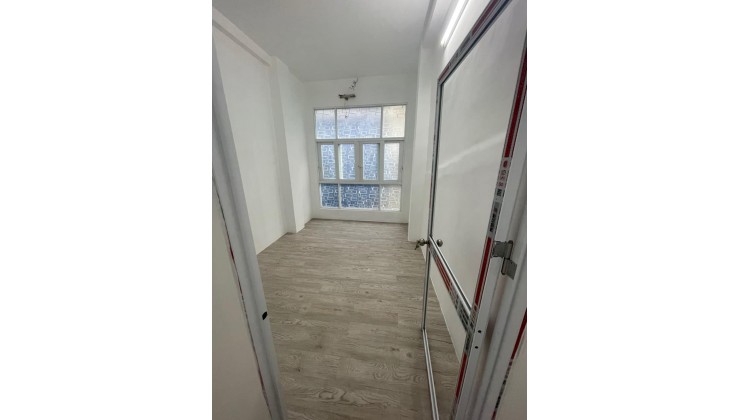 Bán nhà 2 tầng hẻm xe hơi 5m sát mặt tiền đường Cao Đạt p1q5 giá 4.9 tỷ.