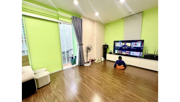 PHỐ VIP HÀO NAM, LÔ GÓC NHÀ ĐẸP LUNG LINH, NGÕ Ô TÔ TRÁNH 40m2_4 tầng_5,5 tỷ