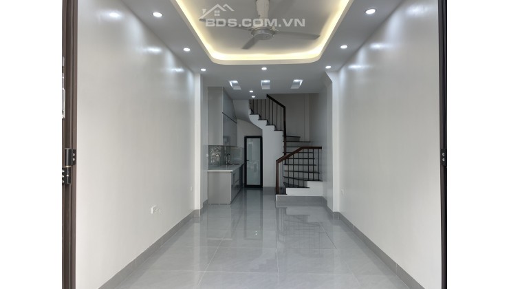 Nhà ngay trường cấp 3 Thạch Bàn, Cổ Linh, 38m2, nhỉnh 3 tỷ.