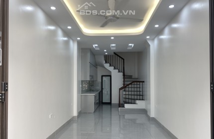 Nhà ngay trường cấp 3 Thạch Bàn, Cổ Linh, 38m2, nhỉnh 3 tỷ.