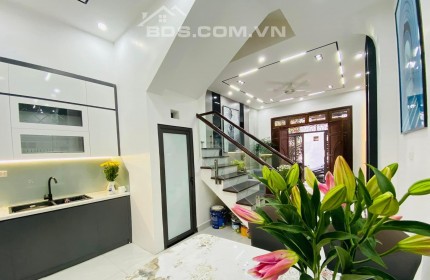 Bán nhà Đào Tấn, Ba Đình, mặt phố, 5 tầng kinh doanh, ô tô  nở hậu giá chỉ 2,7 tỷ,
