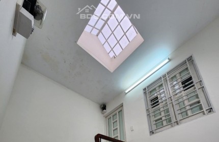 Bán gấp nhà đường Cộng Hòa hẻm ba gác dt gần 140 m2, Tân Bình, rộng thoáng thích hợp làm biệt thự, căn hộ. Lh0909484131