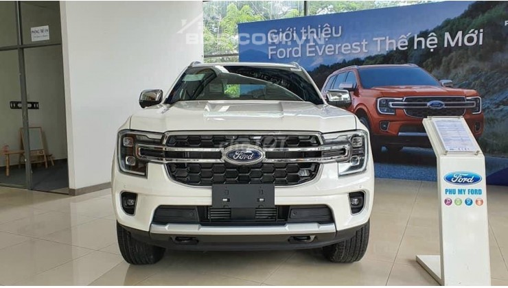 Ford Everest Titanium 4x2 sẵn giao ngay tháng 02