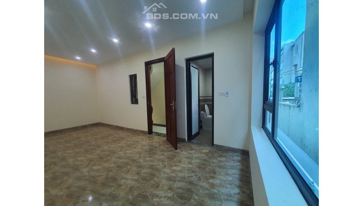 Cần bán căn nhà 30 m2 xây 4 tầng Phố Kẻ Tạnh Giang Biên