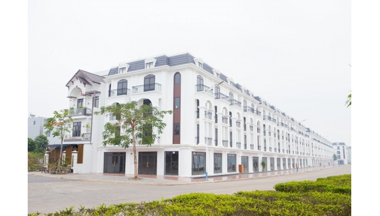 Royal Riverside City nằm dọc theo bờ sông Kalong – niềm tự hào của Móng Cái, vị trí không chỉ mang trong mình giá trị lịch sử, chính trị mà còn có