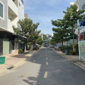 Nhà 2 mặt tiền. Mặt tiền trước hướng Tây có công viên. Mặt tiền sau nhà hướng Đông