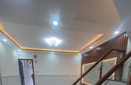 Bán nhà 30m2 giáp Q1. Giá 2 tỷ + 3 tầng đúc mới vào ở ngay, hẻm xe hơi 1 căn ra xe tải đua